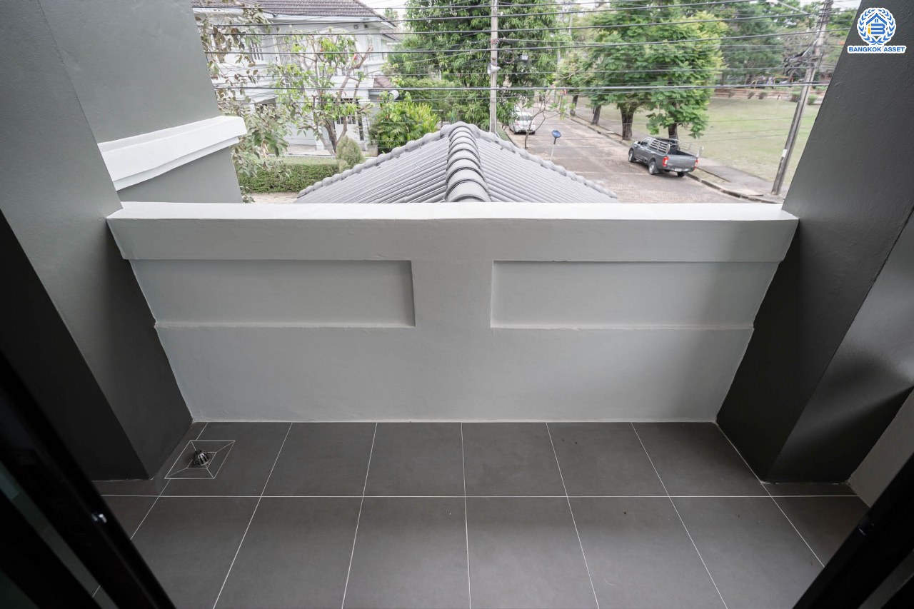 บ้านมือสองตกแต่งใหม่ แบรนด์ LH โครงการ ชัยพฤกษ์ บางบัวทอง หลังใหญ่ วิวสวนสาธารณะ เนื้อที่ 55.5 ตร.ว. ฟังก์ชัน 3 ห้องนอน 3 ห้องน้ำ 1 ห้องแม่บ้าน จอดรถได้ 1 คัน พร้อม Facilities ครบครัน บนทำเลเดินทางสะดวก ติดถนนบางกรวย-ไทรน้อย ใกล้เซ็นทรัลเวสต์เกต และรถไฟฟ้าสายสีม่วง "สถานีบางพลู"